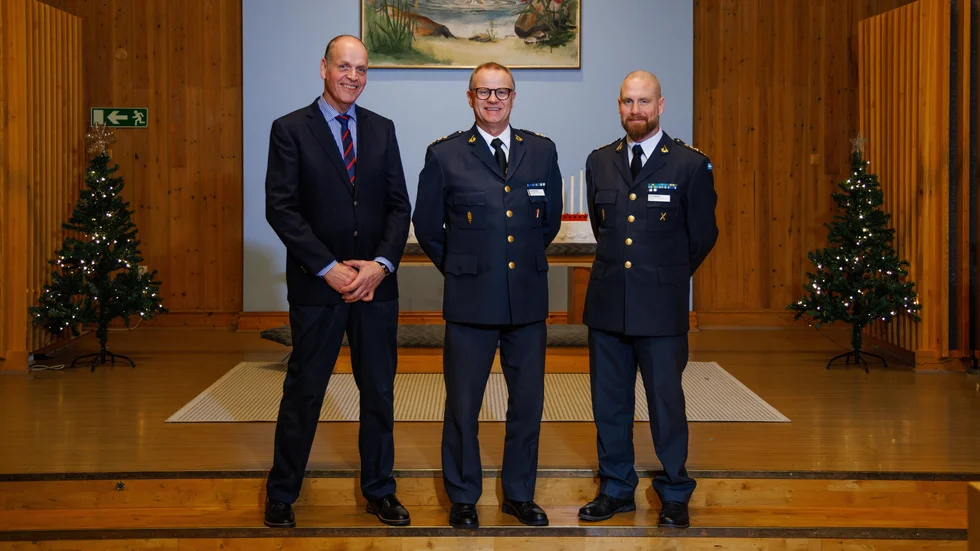 I samband med TVK Log:s julavslutning den 16 december i Johanneskyrkan i Boden avtackades Magnus Burman (t.v) och Jan Engström med ålderspension av chefen för  TVK Log, överstelöjtnant Ola Hansson (t.h).