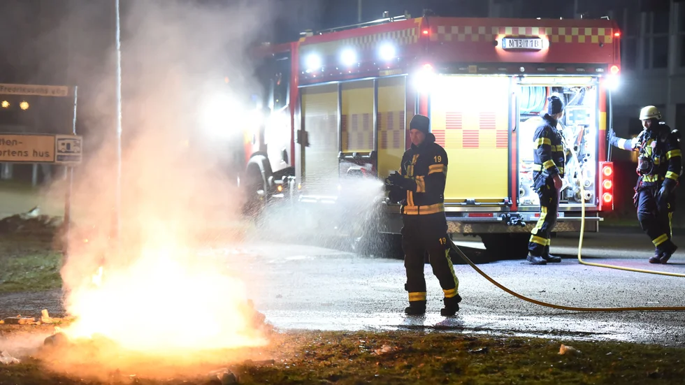 Brand i en sophög vid Kungshagen i Nyköping under nyårsnatten. Ett av många larm som räddningstjänsterna i Sörmland ryckte ut på under natten.