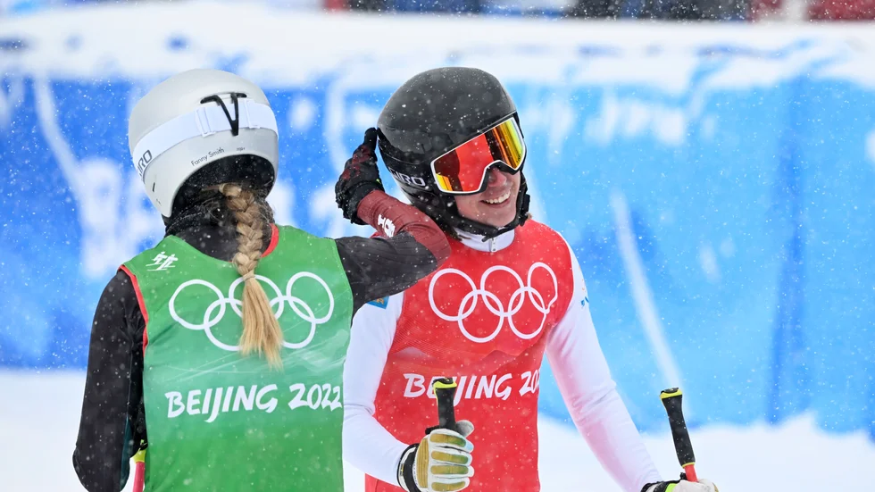 Sandra Näslund, till höger, grattas av Fanny Smith efter svenskans OS-guld i Peking. Arkivbild.