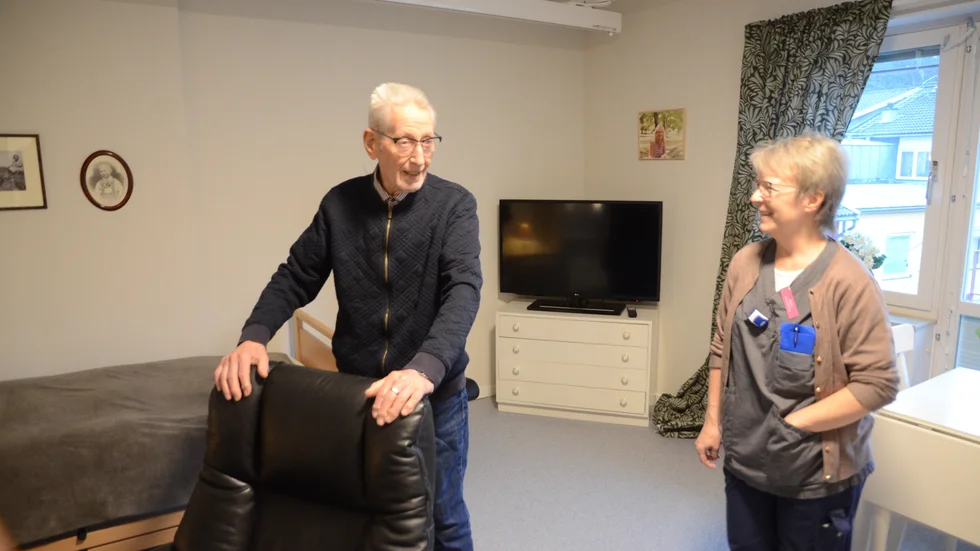 "Du brukar ju vara uppe och dansa. Svänga dina lurviga." Sven Jarl får hjälp av undersköterskan Asta Karlsson att komma ihåg vad han tycker om att göra.