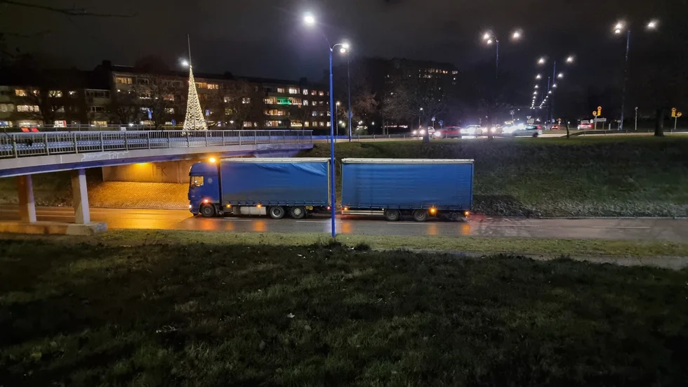 Under torsdagseftermiddagen fastnade en lastbil mellan viadukterna på Riksvägen. Olyckan orsakade långa köer.
