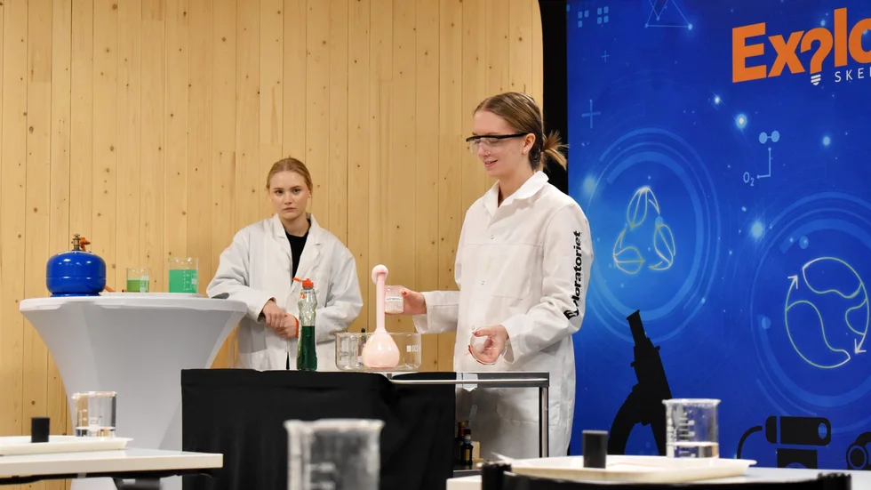 Milla Näslund gör det som kallas för “Elefanttandkräm”. “Vi använder väteperoxid och diskmedel som blandas och då får vi den här bubbliga effekten”, säger hon. 

