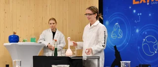 Det smäller och bubblar på Exploratoriet – Milla och Saga lär ut experiment under jullovet: “Det ser ut som hundspya”