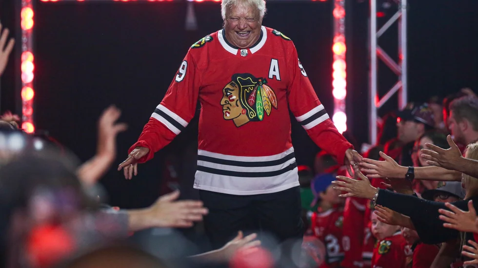 Bobby Hull i Chicagos tröja under ett evenemang 2019. Arkivbild.