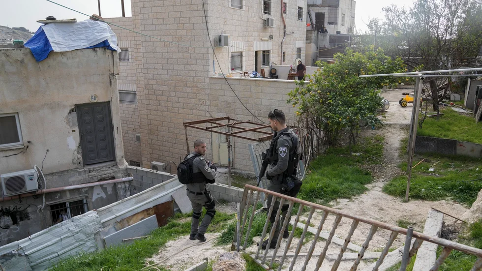 Israelisk säkerhetspersonal bevakar en palestinsk gärningsmans familjehem i östra Jerusalem.