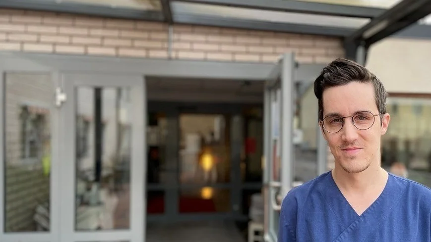 Viktor Christensen är inne på sitt sjätte år som anställd på Ekhamra i Överum. Nu jobbar han 50 procent och ägnar övrig tid åt att studera till undersköterska – utan att behöva gå ner i lön eller ta studielån.
