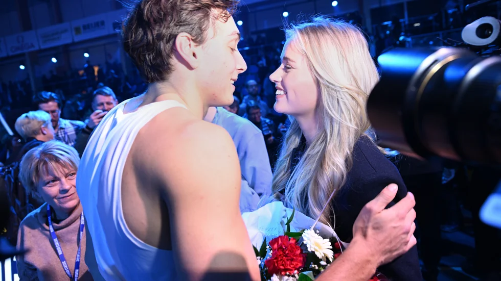 Armand Duplantis och flickvännen Desiré Inglander efter segern i hans egen stavhoppsgala i Uppsala.