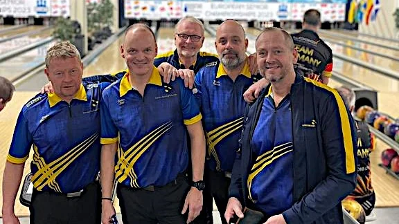 Stefan Yngström, Joakim Stål, Martin Paulsson, Mathias Ulfhielm tillsammans med förbundskapten Peppe Engström efter silvret i lagtävlingen. 