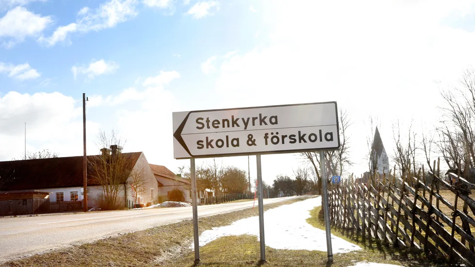 ”Socialdemokraterna sviker sina vallöften om att säkra landsbygdsskolorna och att stå upp för de skolorterna som beslutats i regionfullmäktige”, skriver en rad kritiska Centerpartister efter flytten av barn till Väskinde skola. 