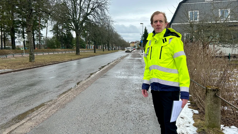 Markus Mellstrand, projektledare på kommunen, förklarar vad som ska hända på Vingåkersvägen den närmaste tiden. 
