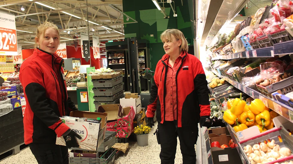 Clara Ankarman och Marina Andersson jobbar i avdelningen för frukt och grönt på Willys i Västervik.