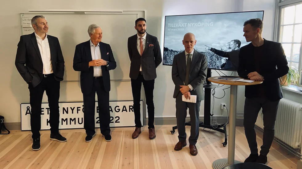 Nu har kommunen plötsligt blivit experten som ska leverera ”värdeerbjudanden” till de lokala entreprenörerna genom att kunna leverera tjänster. Detta skulle väl kommunen kunna göra utan den här konsulttjänsten, skriver Gunnar Casserstedt och Larz Johansson.