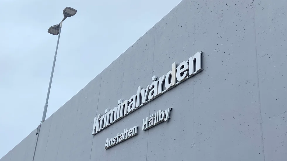 21-åringen som skjutit en kvinna i armen förflyttades till Hällbyanstalten efter flera misskötsamheter.