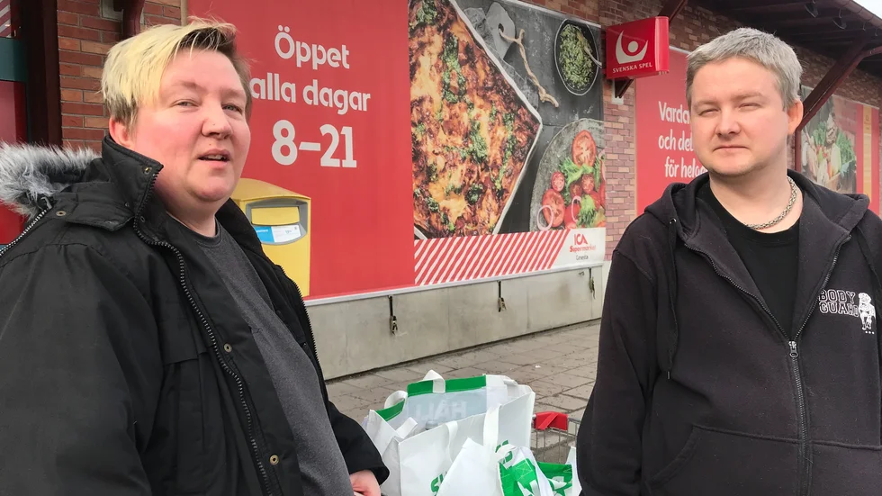 Jessica Hilgendorf och Stefan Engelbrecht brukar storhandla på Ica Maxi. För färre inköp handlar de i Gnesta eftersom de butikerna ligger närmast.