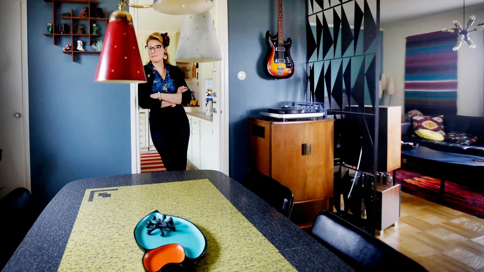 Galen retro – så beskriver Charlotte Thorén estetiken i sitt och sambons 60-talshem. Bordet köpt i Nashville tillhör favoriterna. "Stilen med kromade ben kallas amerikansk diner. Det är egentligen ett köksbord men vi har det som matsalsbord."