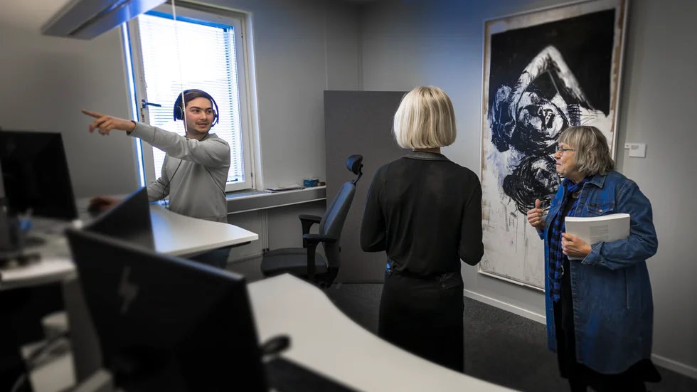 Vid Thommie Svenssons arbetsplats på försäkringsbolaget LF Norrbotten hänger en nyinköpt målning av Robert Hurula. Verket "Kvinnofängelset" visades på Luleås konsthall i fjol och kan numer beskådas av Robert Hurulas kusin som sitter i andra delen i kontorslandskapet.