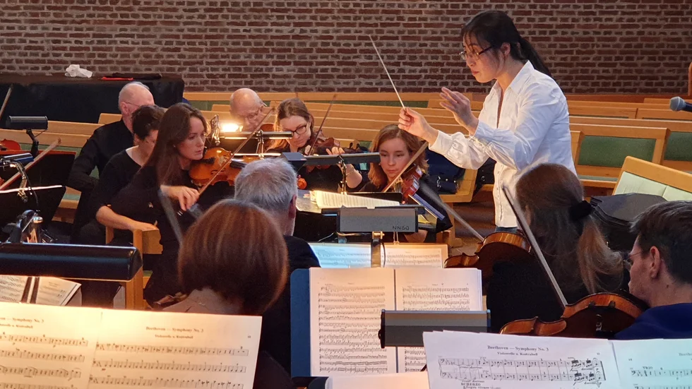 Den kanadensisk-koreanska dirigenten och pianisten Duk-Kyung Chang bor sedan flera år i Heby. Hon är NYKO Sinfoniettas konstnärliga ledare.