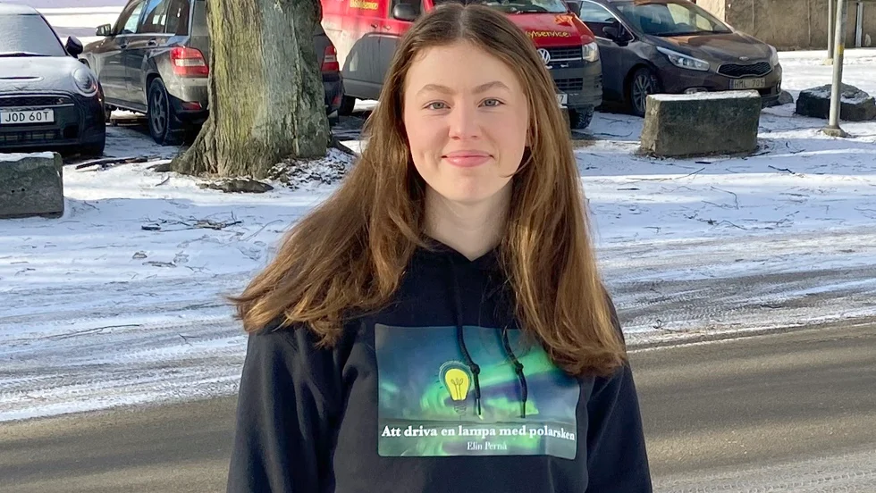På Elin Pernås hoodie framgår det tydligt vad hennes arbete handlar om.