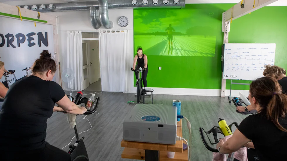 Lina Rahm var en av fyra instruktörer när Korpen bjöd in till Vasaloppsspinning under söndagen. Under knappt fyra timar trampade deltagarna, samma tid som Vasaloppssegraren hade att göra från start till mål.