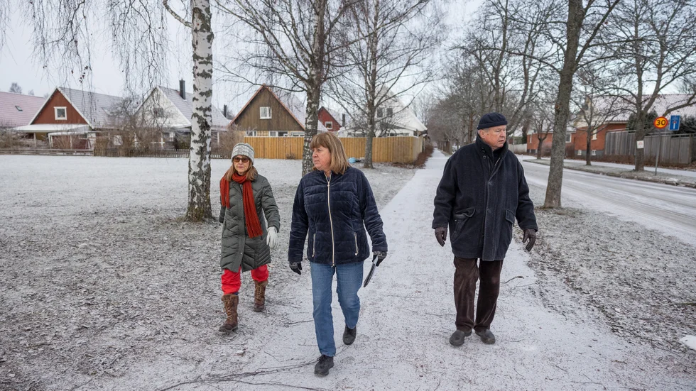 En bantad utbyggnad skulle inkräkta mindre på villabebyggelsen i Valsätra, enligt Gudrun Wettermark (t v), Gunnel Jansson och Bengt Kylsberg. 