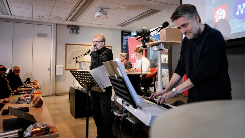 Lennart Bäck framför låten "Gammal kärlek" inför ledamöter och åhörare i regionfullmäktige, ackompanjerad av Tomas SUndström, teaterchef på Länsteatern Gotland.