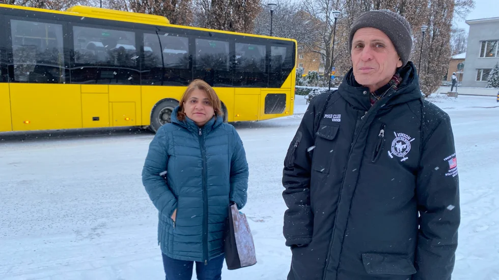Som flyktingar från Ukraina ska Mahbuba Huseynova och Tarlan Ahalev få åka fritt på regionbussarna. Men trots uppvisade av giltiga legitimationer bötfälldes de båda. "Jag grät hela dagen", säger Mahbuba.