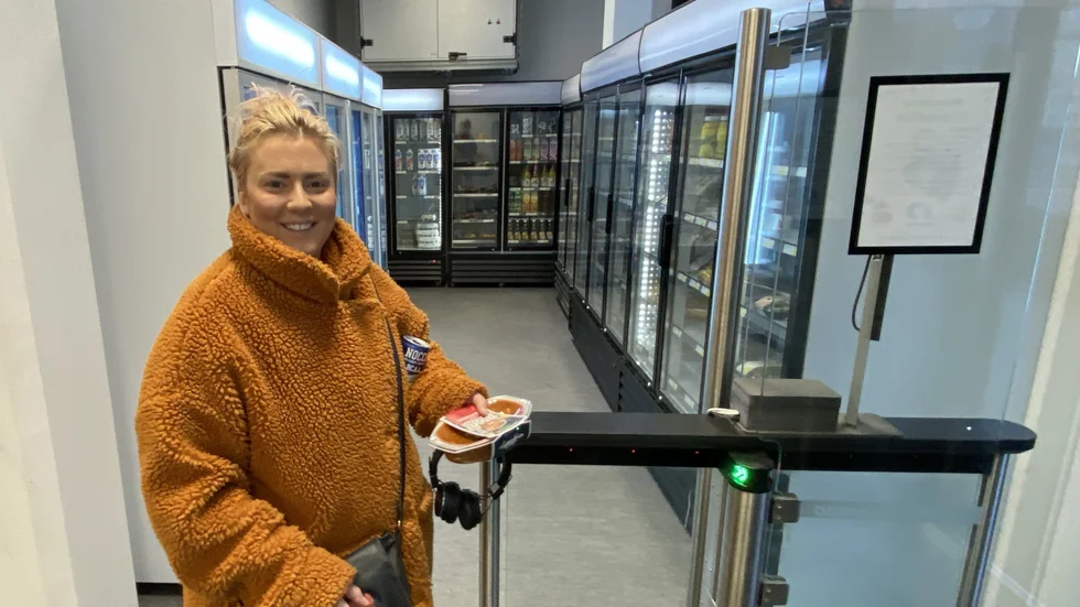 Rebecka Björkqvist handlar ofta i en obemannad butik i Kungsängen i Uppsala. "Jag jobbar runt hörnet och det går snabbt att köpa lunch här", säger hon. 
