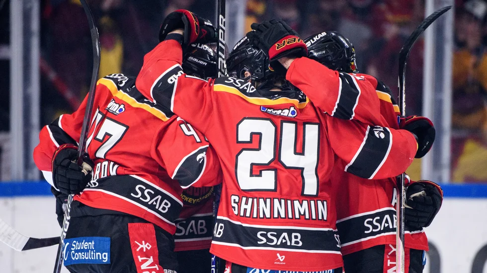 Jubelsamling i Luleå Hockey efter att Leo Komarov gjort 2-0 i första perioden. 