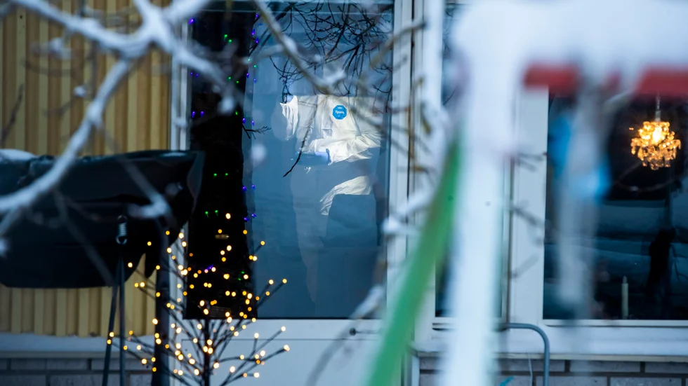 Tekniker genomförde undersökningar under onsdagen, som på bilden av den misstänktes lägenhet.