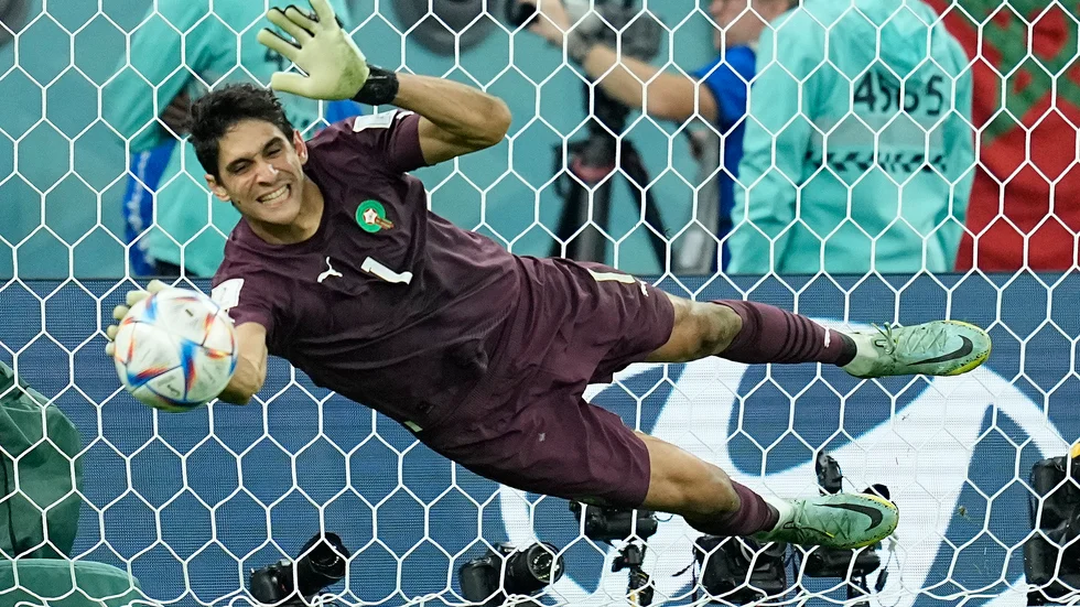 Yassine Bounou stoppar Sergio Busquets straff när Marocko nådde kvartsfinal i VM.