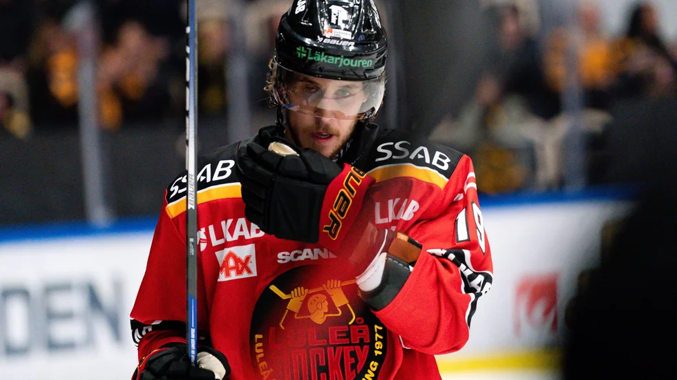 221201 Luleås Mario Kempe deppar under ishockeymatchen i SHL mellan Skellefteå och Luleå den 1 december 2022 i Skellefteå. 
Foto: Ola Westerberg / BILDBYRÅN / COP 117 / OW0093