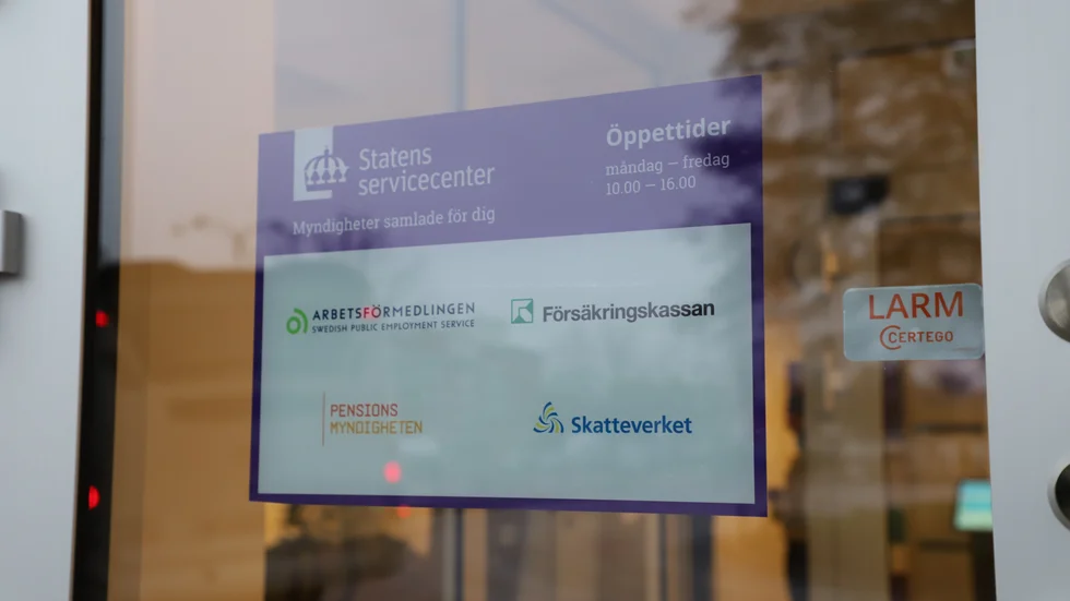 ”I Västerbottens län står således Malå, Norsjö, Robertsfors, Vindeln, Vännäs, Bjurholm, Dorotea och Nordmaling fortfarande utan servicekontor. Det här innebär ett statligt svek och kräver en politik för förändring.”