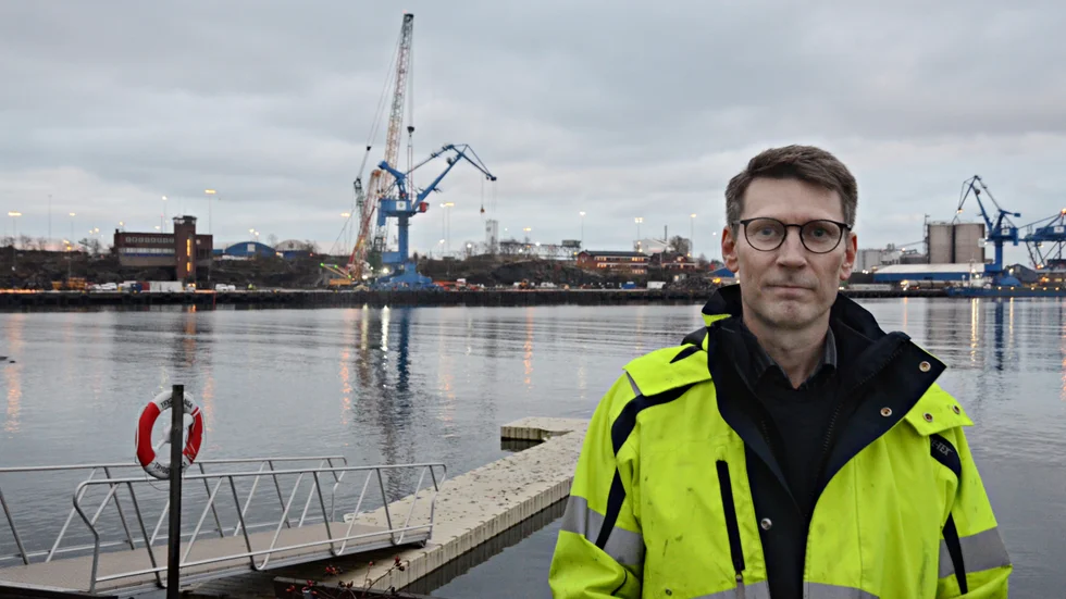 "Det finns inte så många sådana här kranar i Skandinavien, vi har fått ihop dem från Finland och Danmark, säger Jens Jacobsen som är teknikchef vid Oxelösunds hamn. I bakgrunden görs ett lyft på 350 ton när kranen Petronella renoveras.