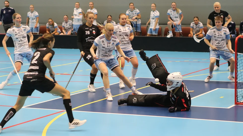 FBC-tjejerna vaskade fram flera fina chanser i det målsnåla mötet med Skoghall, men gästernas keeper briljerade med många bra räddningar. 