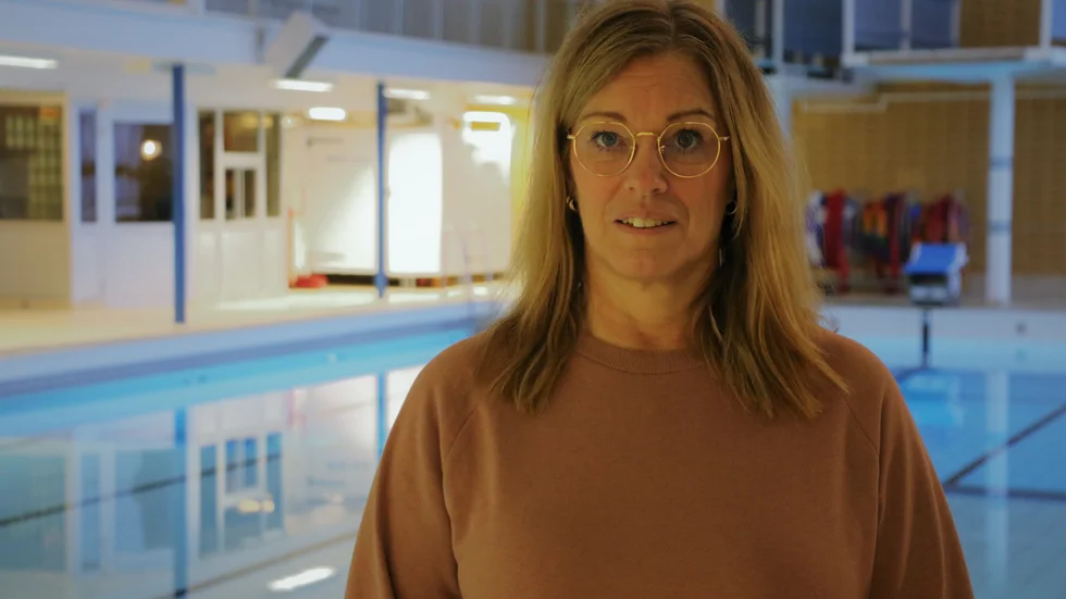 "Vi har sänkt kraven för att söka tjänsten. Förut behövde man vara utbildad badmästare, men nu behöver man bara klara våra sim- och livräddarprov," säger Malin Wikberg.