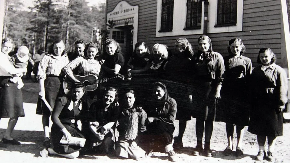 KARLSVIKSMINNE. De 14 kvinnorna på bild utanför skolan i Karlsvik 1945, är den första bild som visar Röda améns kvinnor bland krigsfångarna,  säger krigshistorikern Lars Gyllenhaal som tittat på Stig Erikssons fars bilder från Karlsvik och Karlshäll. Reportern och producenten Ylva Mårtens ska för Sveriges Radio göra program om fredsminnen från 1945 och letar efter före detta Karlsviksbor som kan dela med sig av sina minnen. Bilden har varit publicerad vid ett tidigare tillfälle.