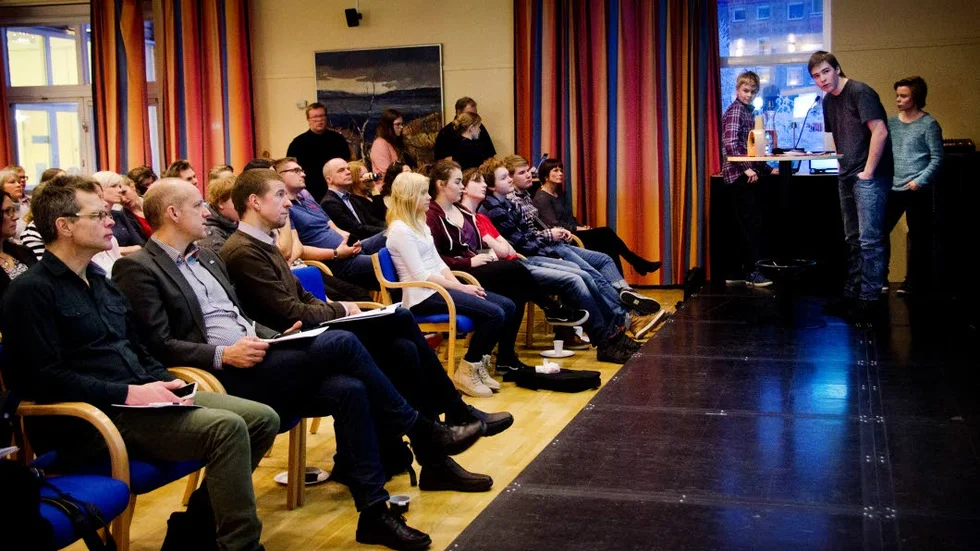 FULLSATT. Lars Janssonsalen på Folkets hus var fullsatt när årskurs nio på Högalidskolan presenterade sitt projekt om stadsomvandlingen.