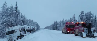 Trafiken står stilla i timmar då lastbilarna åker i diket.