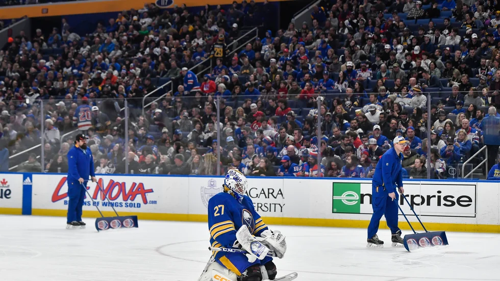 Buffalos målvakt Devon Levi pustar ut efter första NHL-matchen.