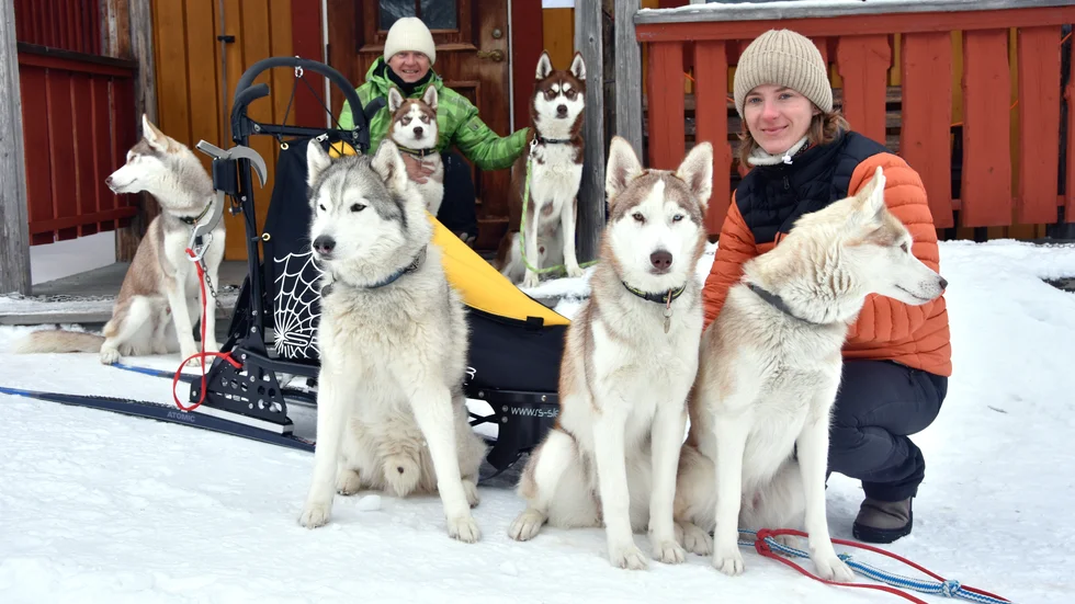 Amandine Bouvier, mamma Marie-Noëlle Bouvier och hundarna trivs i Pålänge där de stannade i några dagar.