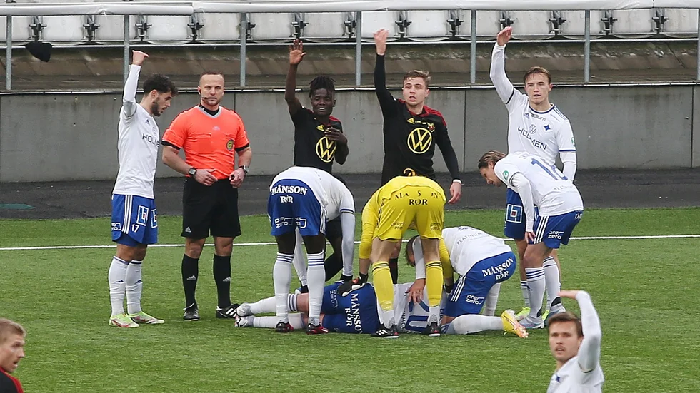 Daniel Eid skadades i träningsmatchen mot Östersund. Högerbacken fick en rejäl smäll och blev liggande på konstgräset.