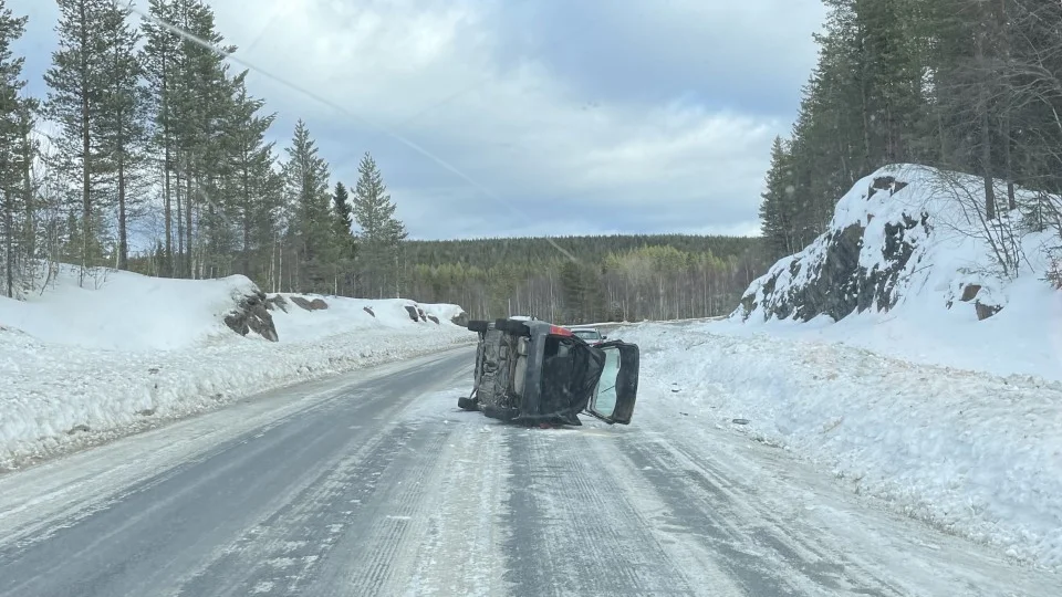 En bil har voltat på väg 370.
