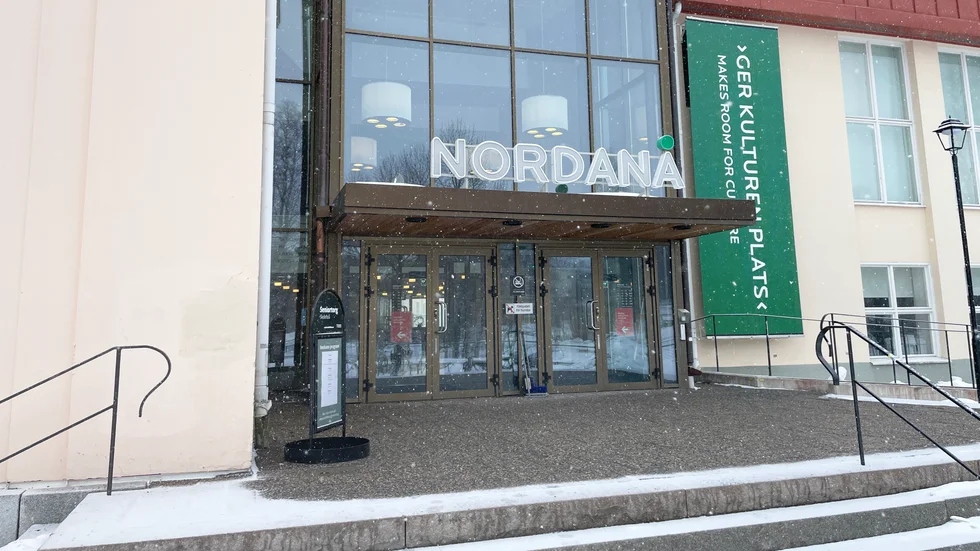 Skribenten funderar över vad som görs för seniorer i Skellefteå och får svar direkt. På bilden, Seniortorg Skellefteå på Nordanå.