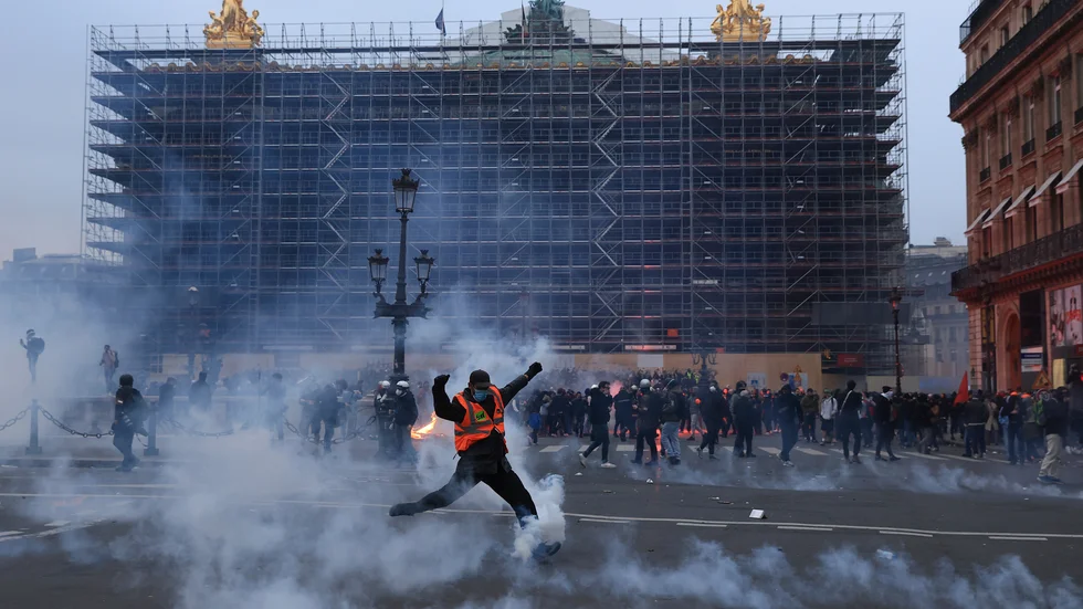 Skribenten funderar över pensioner och ekonomiska system. Bilden från protester mot höjd pensionsålder i Paris.