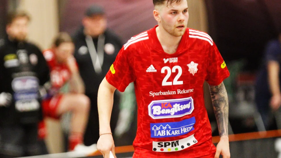 Strängnäs IBK:s poängmaskin Adam Nilsson lämnar efter säsongen. Därefter väntar spel i den schweiziska ligan.