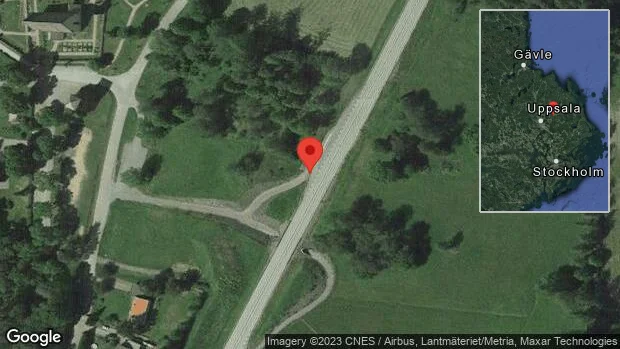 En personbil i trafikolycka på väg 288