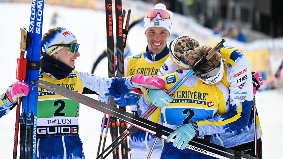 Sveriges förstalag med Moa Ilar, Calle Halfvarsson, Jonna Sundling och Edvin Anger firar segern i söndagens mixedstafett, 4x5 km, under världscupen i Falun.