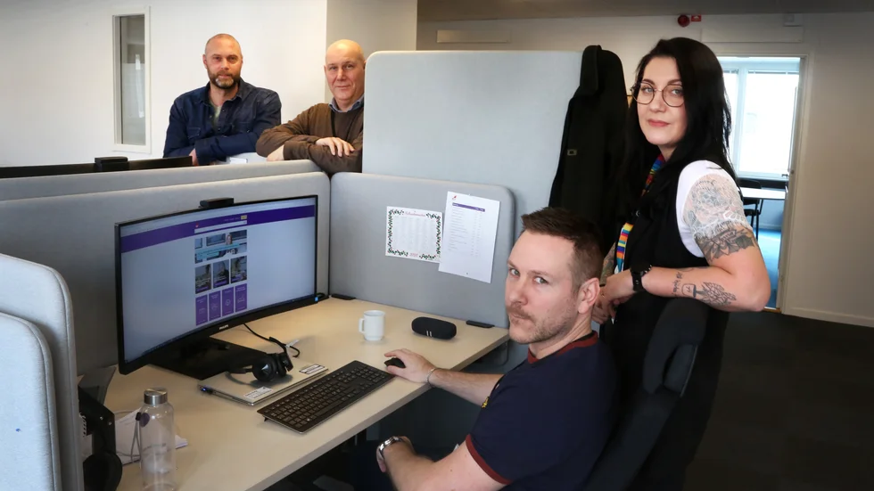 CSN:s Visbykontor har just nu mer att göra än man hinner med. Studiestödsutredarna Frida Knutas och Henrik Jansson, i bakgrunden gruppcheferna Marcus Bill Larsson och Jonas Åkerblom, hoppas på bättre IT-stöd och att de som söker själva kollar att de är berättigade till stöd.