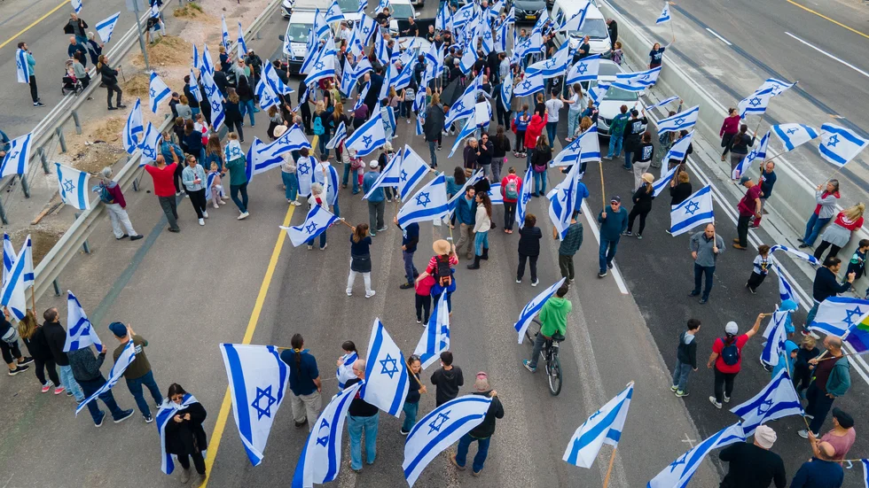 Israeler protesterar mot premiärminister Benjamin Netanyahus reformer vid trafikplatsen Beit Yanai på torsdagen.