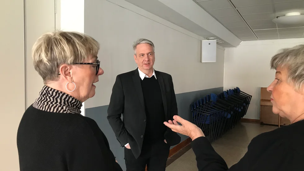 Kerstin Lindmark och Britt-Marie Häggberg i samspråk med Rickard Lundmark, CEO för Luleå Business Region.